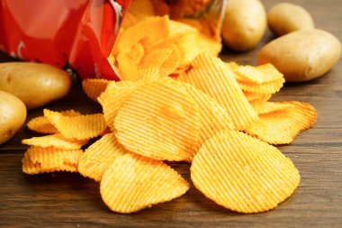 Patates cipsi, leziz BBQ baharatlı Crips, ince dilimlenmiş kızarmış abur cubur fast food.