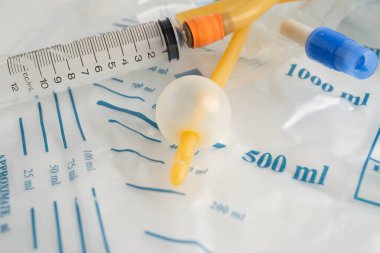 Foley kateteri ve idrar boşaltma torbası sakatlık veya hastanede yatan hasta için idrar topluyor..