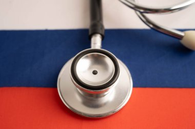 Rusya bayrağı siyah steteskop, iş ve finans kavramına sahip.