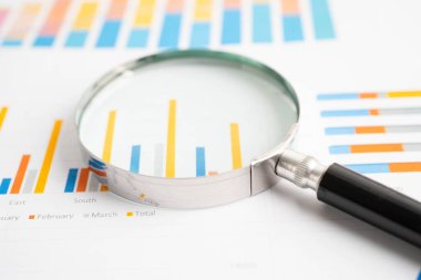 Grafik kağıdındaki büyüteç. Mali kalkınma, Bankacılık Hesabı, İstatistikler, Yatırım Analitik Araştırma Veri Ekonomisi.