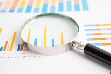Grafik kağıdındaki büyüteç. Mali kalkınma, Bankacılık Hesabı, İstatistikler, Yatırım Analitik Araştırma Veri Ekonomisi.