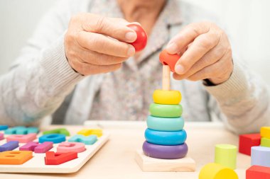 Asyalı yaşlı kadın oyun oynuyor.