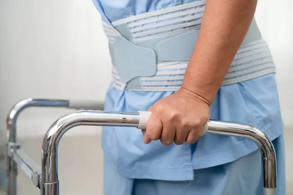 Asyalı kadın yaralanması evde aylak aylak dolaşırken kaygan yüzeylere düşmekten..