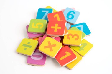 Matematik ve eğitim matematiği öğrenmek için tahta blok küpleri.