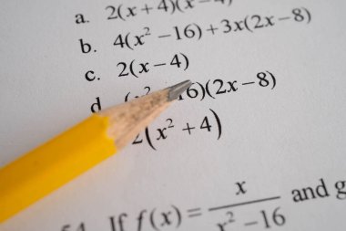 Eğitim okulunda matematik formülü sınav kağıdı üzerine kalem..