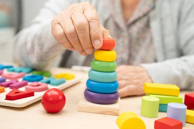 Asyalı yaşlı kadın oyun oynuyor.