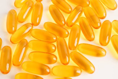 Omega 3 vitaminli kapsüllerde balık yağı ya da morina yağı jölesi..
