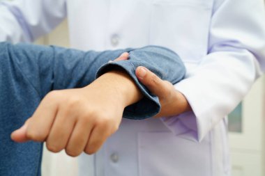 Fizik tedavi, Asyalı terapist tedavisi, hastanede ağrı terapisi..