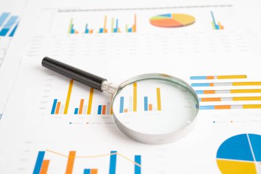 Grafik kağıdındaki büyüteç. Mali kalkınma, Bankacılık Hesabı, İstatistikler, Yatırım Analitik Araştırma Veri Ekonomisi.