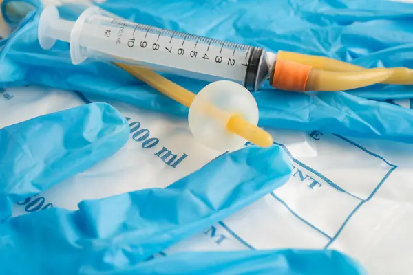 Foley kateteri ve idrar boşaltma torbası sakatlık veya hastanede yatan hasta için idrar topluyor..