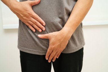 Fıtık, Asyalı erkek mide ağrısı, karın ağrısı ve üroloji problemi..