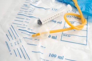 Foley kateteri ve idrar boşaltma torbası sakatlık veya hastanede yatan hasta için idrar topluyor..