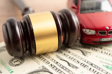 Bangkok, Tayland 18 Kasım 2023 Para, satın alma veya sigorta konsepti üzerine araba.