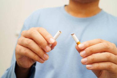 Sigarayı bırak, Asyalı adam kırıyor sigarayı elinde yok et.