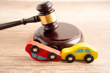 Araba kazası davası ve sigorta, araba modelli yargıç çekici..