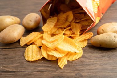 Patates cipsi, leziz BBQ baharatlı Crips, ince dilimlenmiş kızarmış abur cubur fast food.