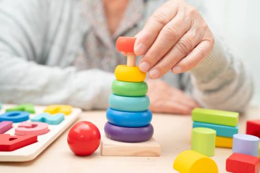 Asyalı yaşlı kadın oyun oynuyor.