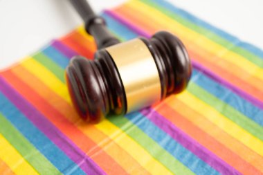 Gavel, LGBT gurur ayının sembolü olan gökkuşağı bayrağında hakim avukat adayı..