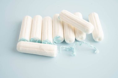 Kadınların hijyen dönemi korunması için pamuk tamponlar..