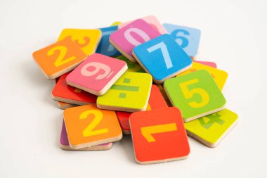 Matematik ve eğitim matematiği öğrenmek için tahta blok küpleri.