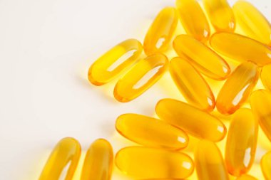 Omega 3 vitaminli kapsüllerde balık yağı ya da morina yağı jölesi..