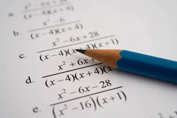 Eğitim okulunda matematik formülü sınav kağıdı üzerine kalem..