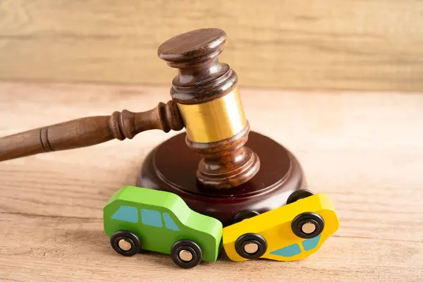 Araba kazası davası ve sigorta, araba modelli yargıç çekici..