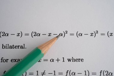 Eğitim okulunda matematik formülü sınav kağıdı üzerine kalem..