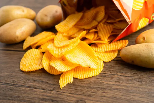 Patates cipsi, leziz BBQ baharatlı Crips, ince dilimlenmiş kızarmış abur cubur fast food.