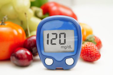 Kan şekeri seviyesini ölçmek için dijital glikoz ölçer gıdası diyabet tedavisi için sebze ve meyve sağlıklıdır..
