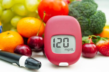 Kan şekeri seviyesini ölçmek için dijital glikoz ölçer gıdası diyabet tedavisi için sebze ve meyve sağlıklıdır..