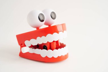 Diş sağlığı için takma dişli komik kırmızı dişler..