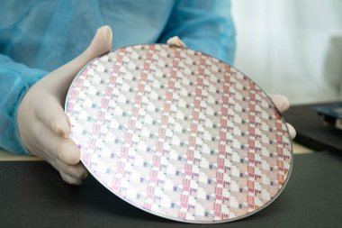 Tümleşik devre yarı iletken üretimi için silikon gofret.