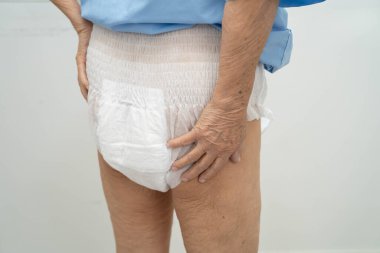 Hastanede yetişkin bezi takan Asyalı son sınıf öğrencisi bir hasta..