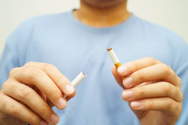 Sigarayı bırak, Asyalı adam kırıyor sigarayı elinde yok et.