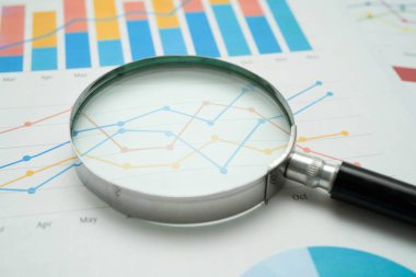 Grafik kağıdındaki büyüteç. Mali kalkınma, Bankacılık Hesabı, İstatistikler, Yatırım Analitik Araştırma Veri Ekonomisi.