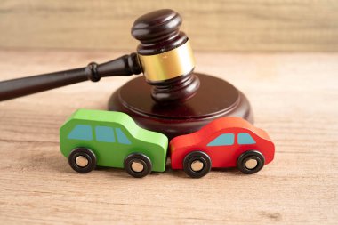 Araba kazası davası ve sigorta, araba modelli yargıç çekici..