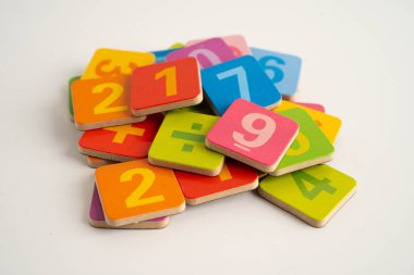 Matematik ve eğitim matematiği öğrenmek için tahta blok küpleri.