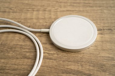 Kablosuz şarj aleti, manyetik şarj modern cep telefonu ekipmanı.