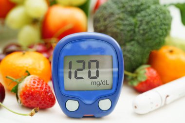 Kan şekeri seviyesini ölçmek için dijital glikoz ölçer gıdası diyabet tedavisi için sebze ve meyve sağlıklıdır..