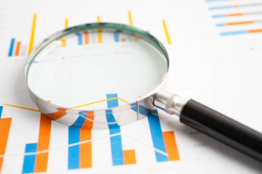 Grafik kağıdındaki büyüteç. Mali kalkınma, Bankacılık Hesabı, İstatistikler, Yatırım Analitik Araştırma Veri Ekonomisi.