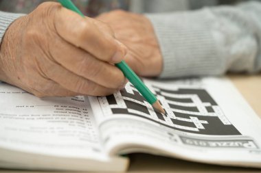 Bangkok, Tayland - 15 Mayıs 2022 Sudoku oyunu oynayan yaşlı kadın.