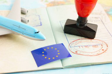 Turizm için onaylanmış belge üzerindeki onaylı AB pasaportu ülkedeki havaalanındaki göçmenlik bürosuna gönderildi.