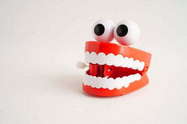 Diş sağlığı için takma dişli komik kırmızı dişler..