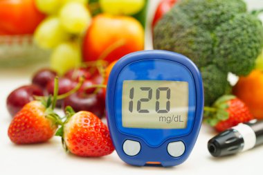 Kan şekeri seviyesini ölçmek için dijital glikoz ölçer gıdası diyabet tedavisi için sebze ve meyve sağlıklıdır..