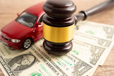 Bangkok, Tayland 18 Kasım 2023 Para, satın alma veya sigorta konsepti üzerine araba.