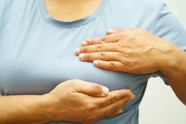 Asyalı kadın kendine dokunuyor çek şişliği ya da göğüs kanseri, göğüs muayenesi.