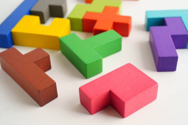 Mantıksal düşünme ve problem çözme problemi yaratıcı iş, ahşap bulmaca geometrik blok şekli.