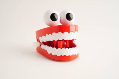 Diş sağlığı için takma dişli komik kırmızı dişler..