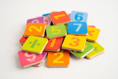 Matematik ve eğitim matematiği öğrenmek için tahta blok küpleri.